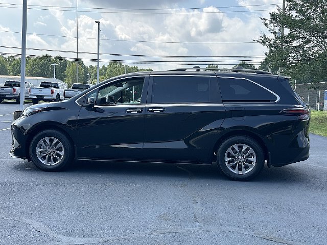 Certified 2024 Toyota Sienna XLE FWD image 5