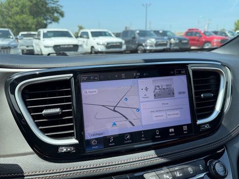 Used 2025 Chrysler Pacifica Pinnacle w/ Trailer Tow Group FWD image 16