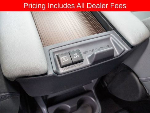 Used 2022 Toyota Sienna XLE FWD image 19