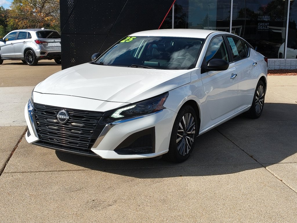Used 2025 Nissan Altima 2.5 SV FWD image 1