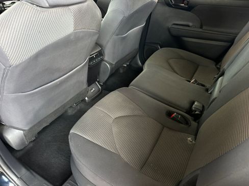 Used 2024 Toyota Highlander LE AWD/4WD image 11