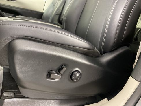 Used 2024 Chrysler Pacifica Touring-L image 17