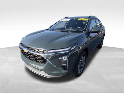 Used 2025 Chevrolet Trax LT w/ Driver Confidence Package FWD image 11