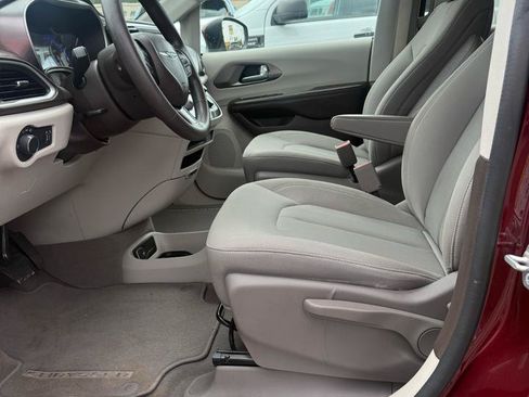 Used 2018 Chrysler Pacifica L FWD image 12