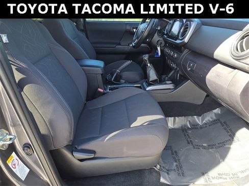 Used 2018 Toyota Tacoma TRD Sport image 10
