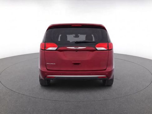 Used 2018 Chrysler Pacifica Touring Plus w/ Tire & Wheel Group FWD image 7