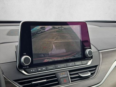 Used 2025 Nissan Altima 2.5 SV FWD image 13