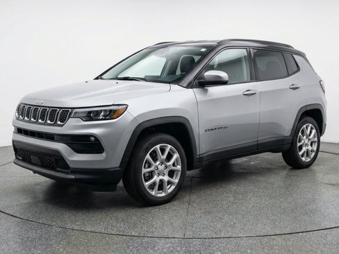 Used 2025 Jeep Compass Limited AWD/4WD image 3