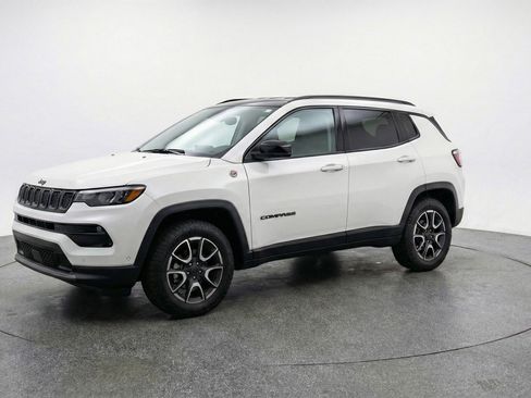 Used 2025 Jeep Compass Trailhawk image 3