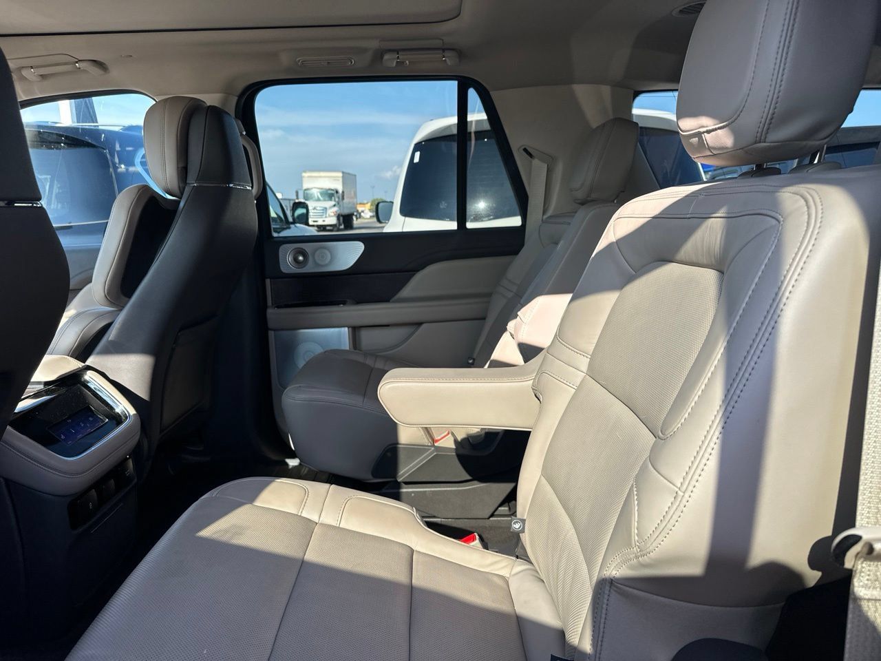 Used 2024 Lincoln Navigator L Reserve AWD/4WD image 12
