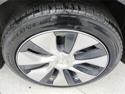 Used 2024 Tesla Model Y Long Range image 62