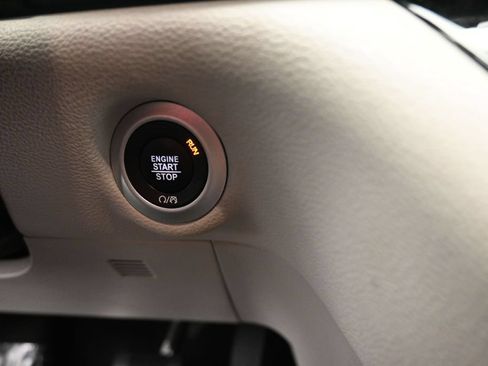 Used 2024 Chrysler Pacifica Limited FWD image 25