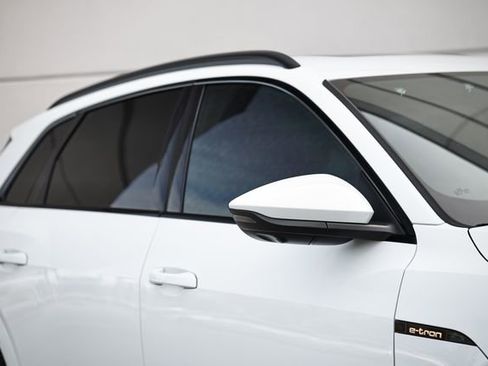 Used 2022 Audi e-tron Premium Plus image 3