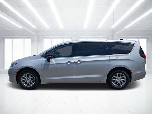 Used 2024 Chrysler Pacifica Touring-L FWD image 6