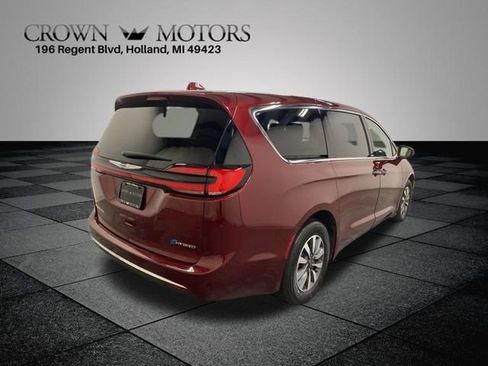 Used 2022 Chrysler Pacifica Touring-L image 6