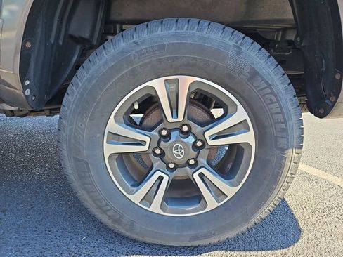 Used 2018 Toyota Tacoma TRD Sport w/ Technology Package AWD/4WD image 9