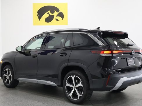 New 2025 Volkswagen Tiguan SE image 9