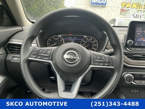 Used 2025 Nissan Altima 2.5 SV FWD image 18