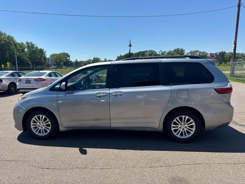 Used 2017 Toyota Sienna XLE w/ XLE Navigation Package FWD image 8
