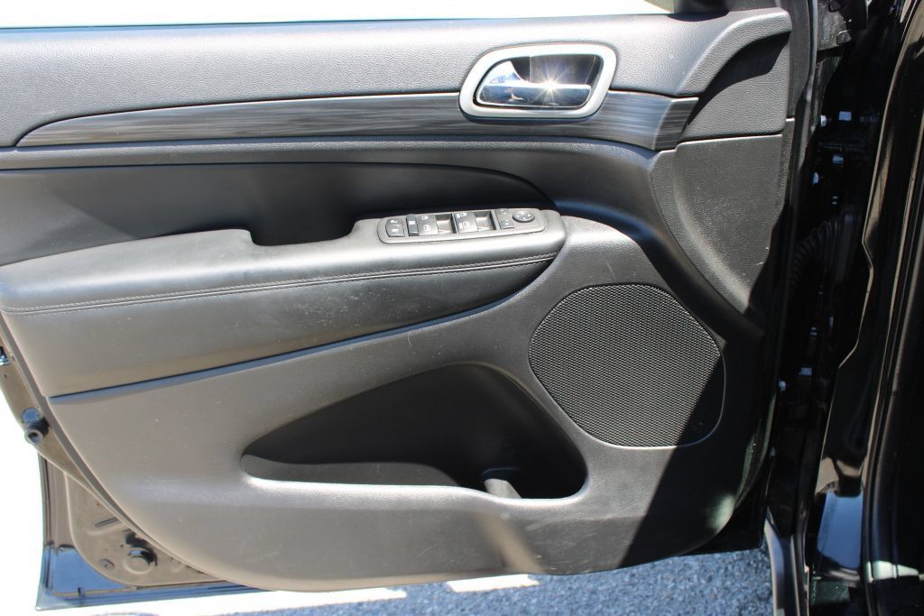 Used 2022 Jeep Grand Cherokee Laredo X AWD/4WD image 32