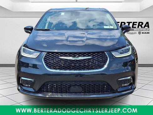 Used 2023 Chrysler Pacifica Touring-L FWD image 2