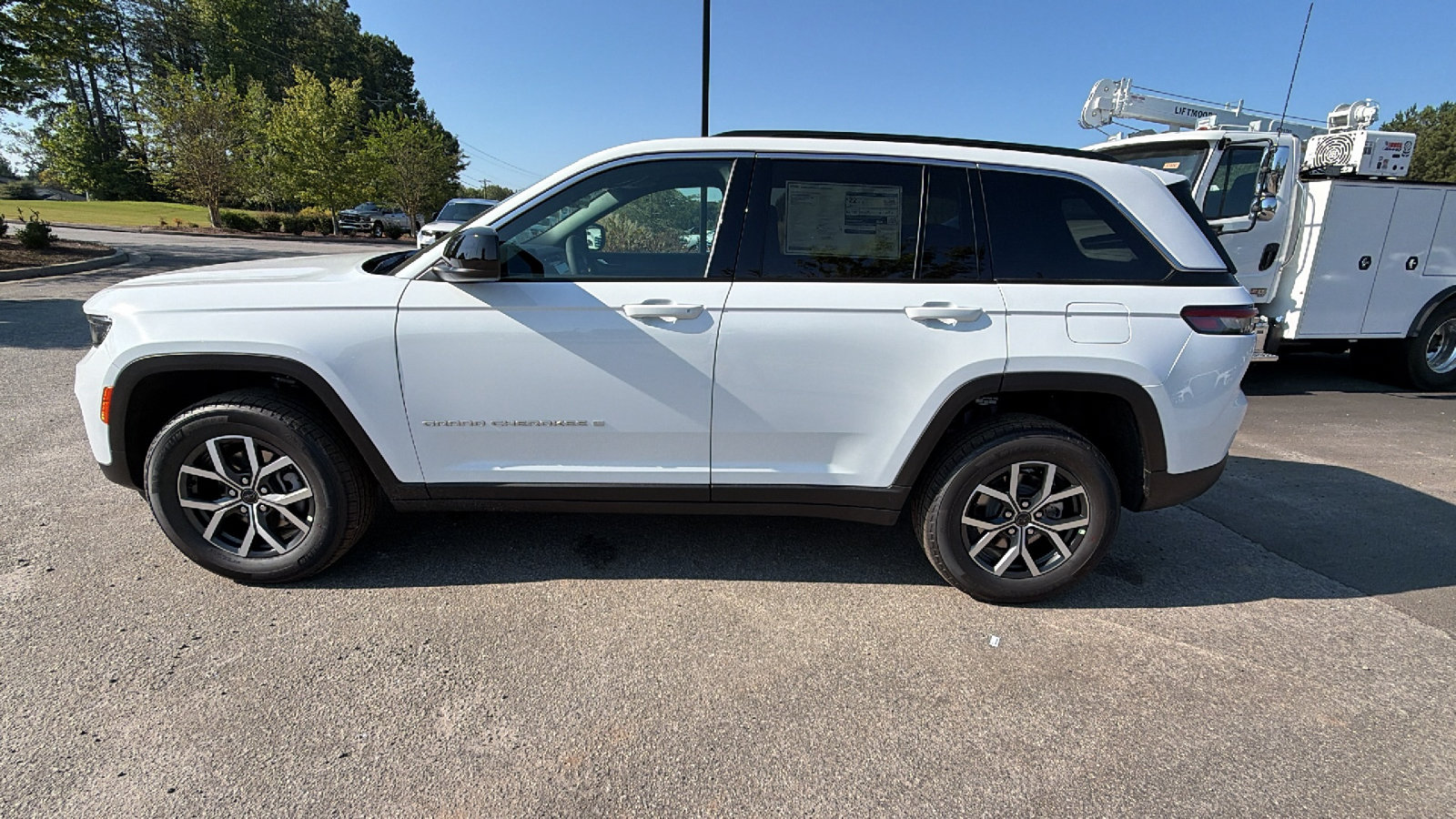 New 2027 Jeep Grand Cherokee Laredo RWD image 11