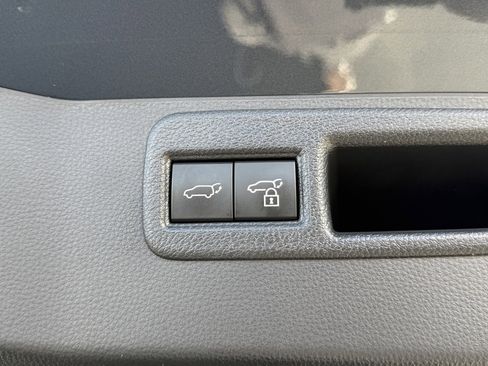 Used 2022 Toyota Venza LE image 16