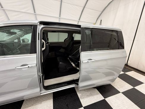 Used 2024 Chrysler Pacifica Touring-L image 16