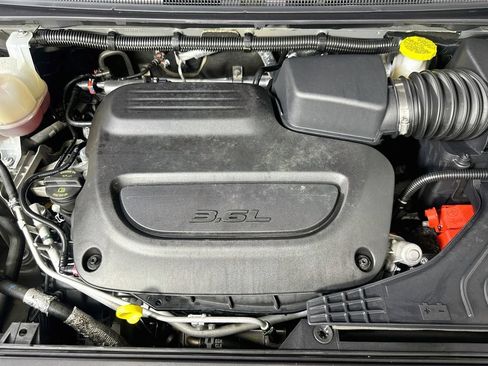 Used 2025 Chrysler Pacifica Select FWD image 9