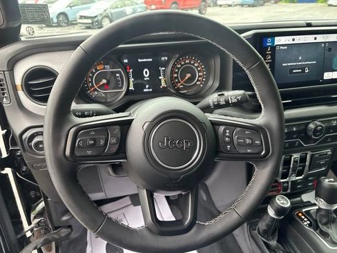 Used 2025 Jeep Wrangler Unlimited Sport AWD/4WD image 10