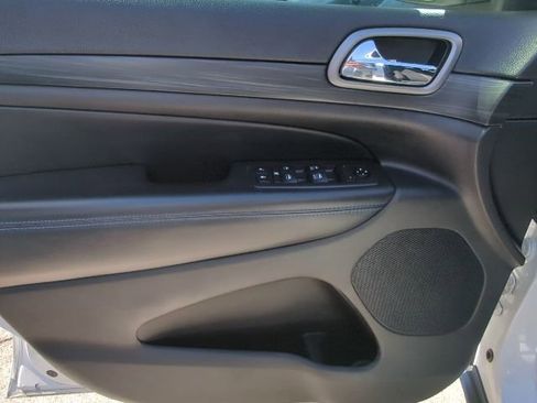 Used 2019 Jeep Grand Cherokee Laredo image 12