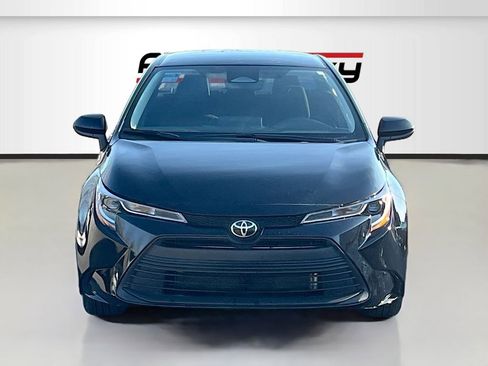 Used 2025 Toyota Corolla LE image 2