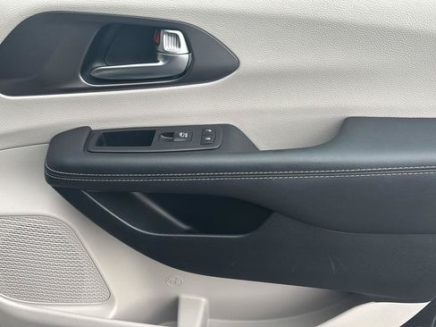 Used 2023 Chrysler Pacifica Touring-L FWD image 18