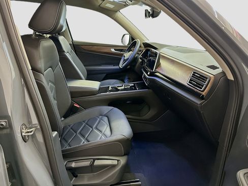 Used 2025 Volkswagen Atlas SE image 34