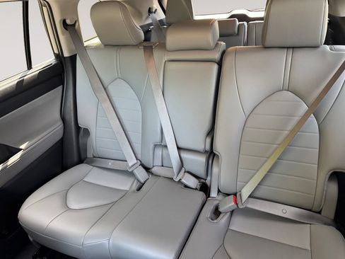 Used 2024 Toyota Highlander XLE AWD/4WD image 13