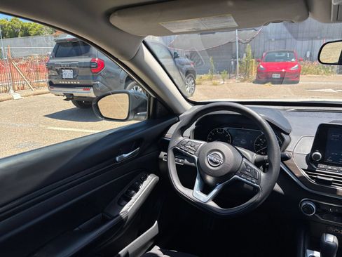 Used 2025 Nissan Altima 2.5 SV FWD image 34
