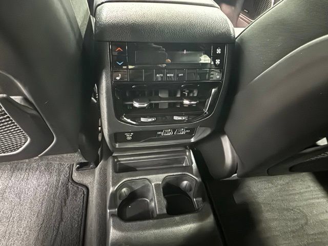Used 2025 Jeep Grand Cherokee L Limited w/ Luxury Tech Group II AWD/4WD image 15