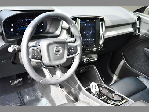 Certified 2023 Volvo XC40 B5 Plus w/ Protection Package Premier AWD/4WD image 13