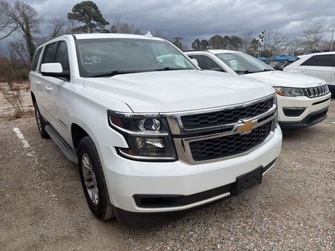 Used 2017 Chevrolet Suburban LT image 2