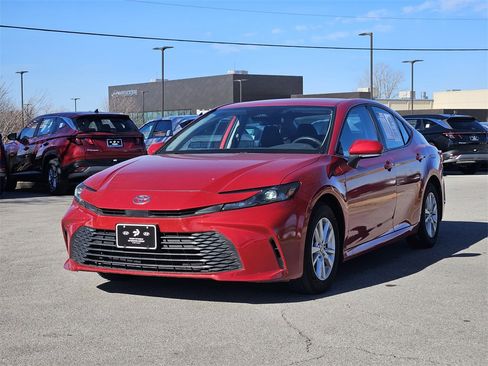 Used 2025 Toyota Camry LE image 2