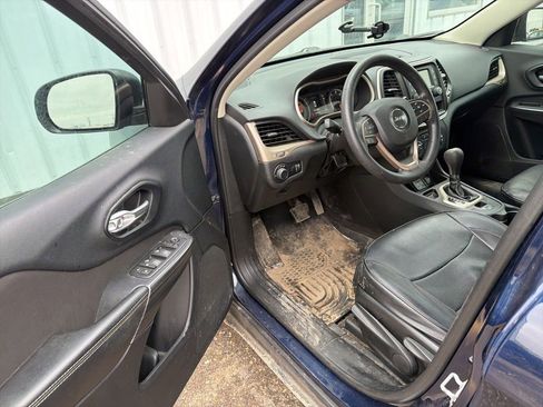 Used 2016 Jeep Cherokee Sport image 9