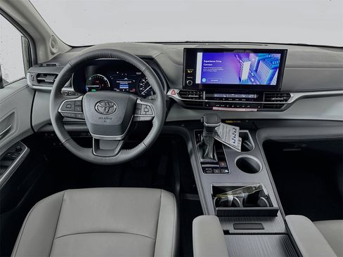 New 2026 Toyota Sienna XLE image 24
