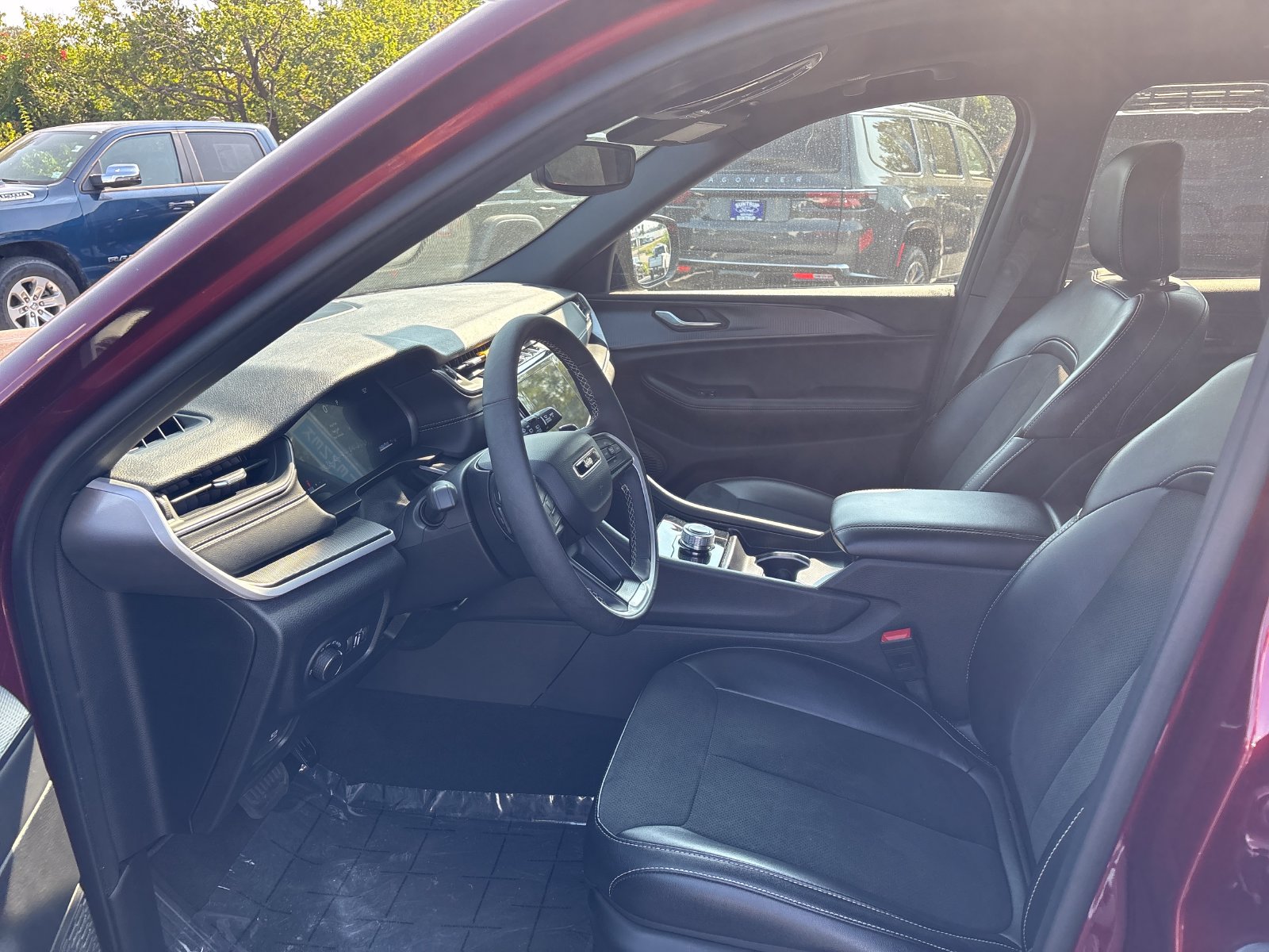 Used 2024 Jeep Grand Cherokee L Altitude AWD/4WD image 11