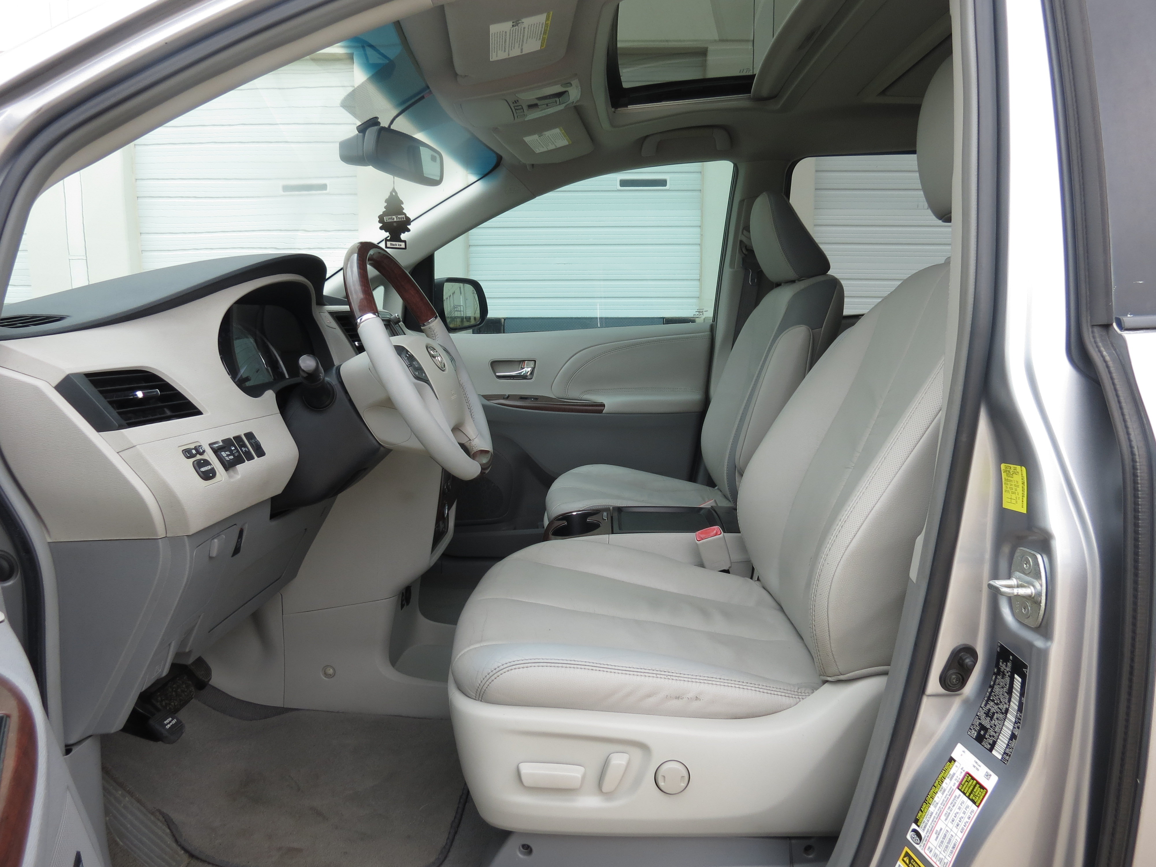 Used 2011 Toyota Sienna Limited w/ Premium Pkg FWD image 27