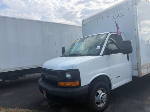 Used 2015 Chevrolet Express 4500 RWD image 3