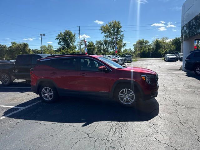 Used 2024 GMC Terrain SLE w/ Driver Convenience Package FWD image 3