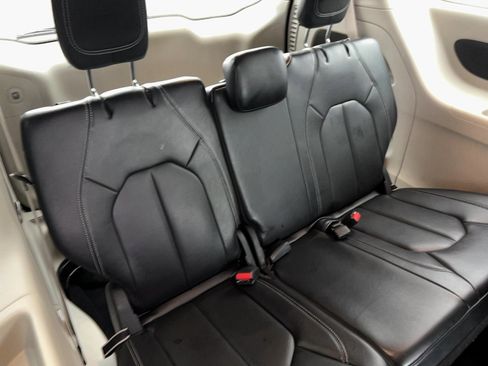 Used 2020 Chrysler Pacifica Touring-L image 23