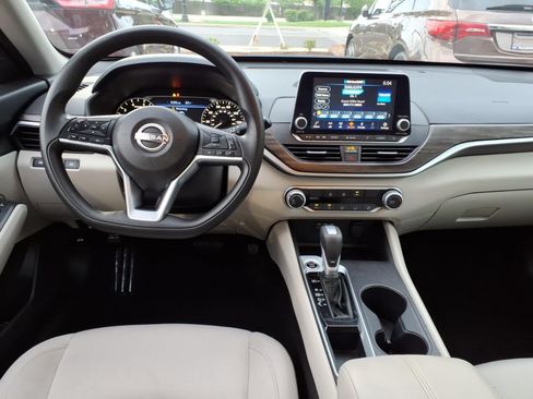 Used 2025 Nissan Altima 2.5 SV FWD image 14