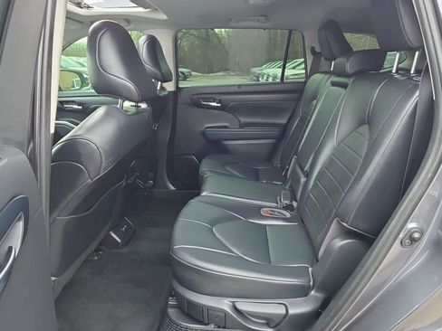 Used 2021 Toyota Highlander XLE AWD/4WD image 27