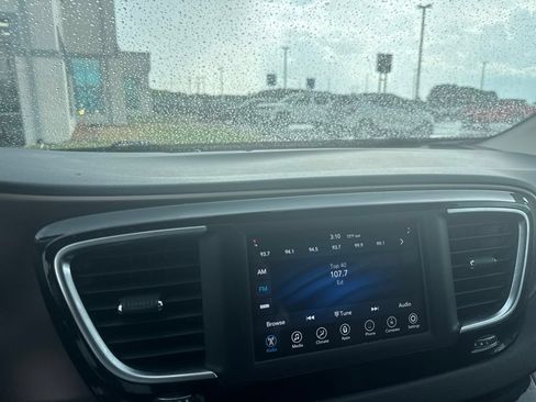 Used 2021 Chrysler Voyager Lxi FWD image 16